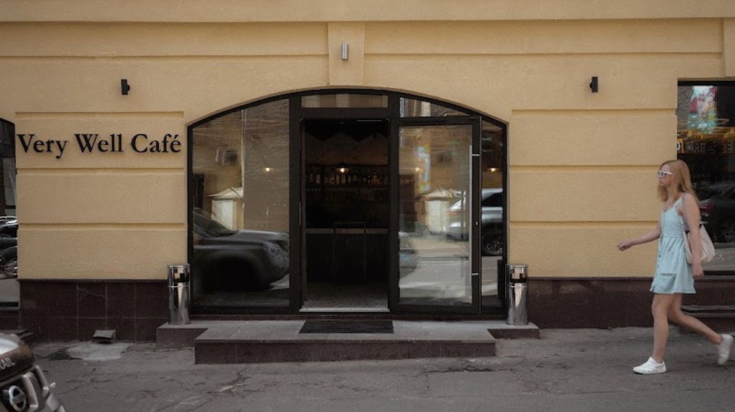 Фото Утиная грудка с грушей, сыром горгонзола и малиновым соусом в Very Well Cafe